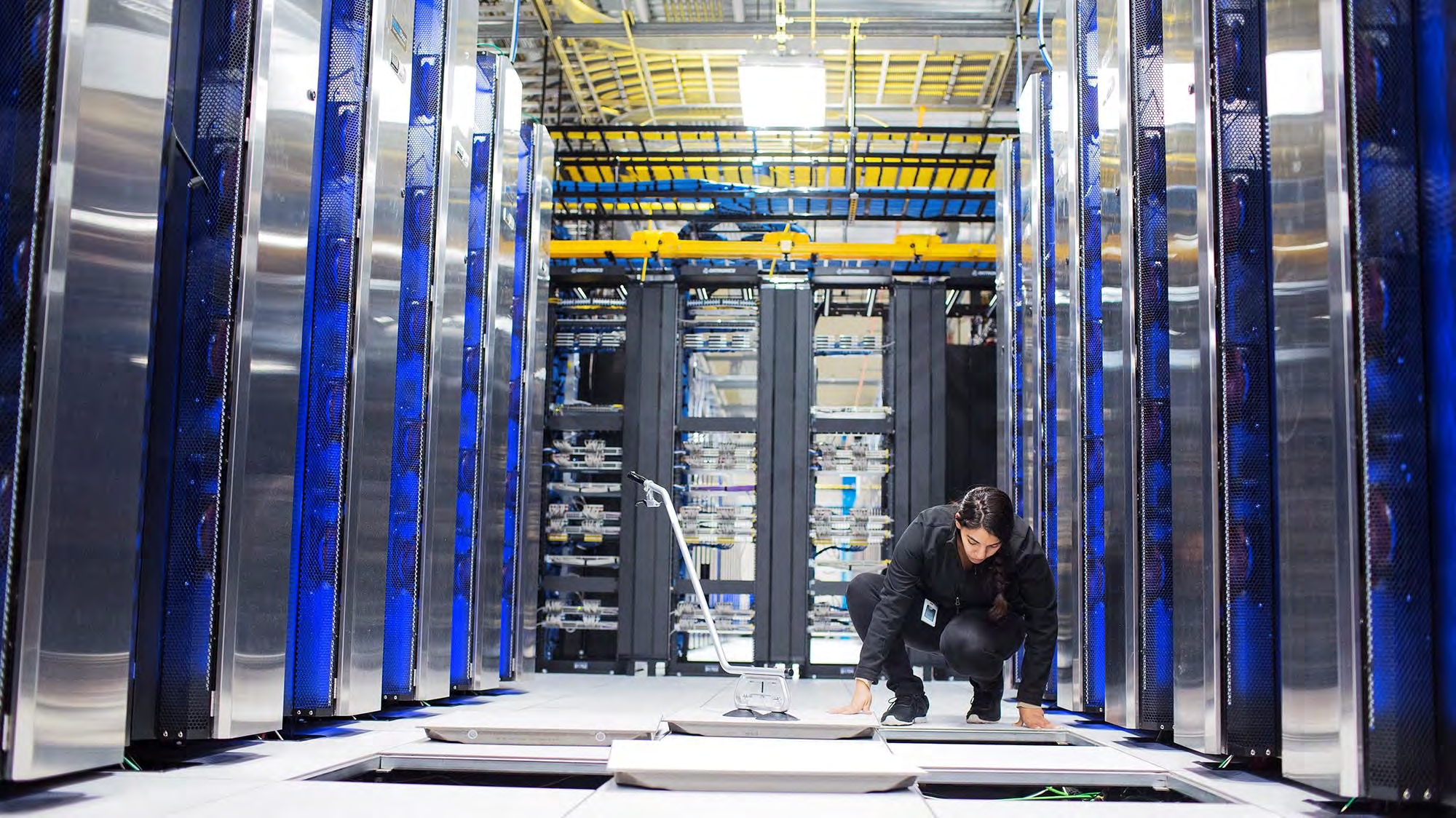 Eine Mitarbeiterin prüft den Doppelboden in einem Microsoft-Rechenzentrum.