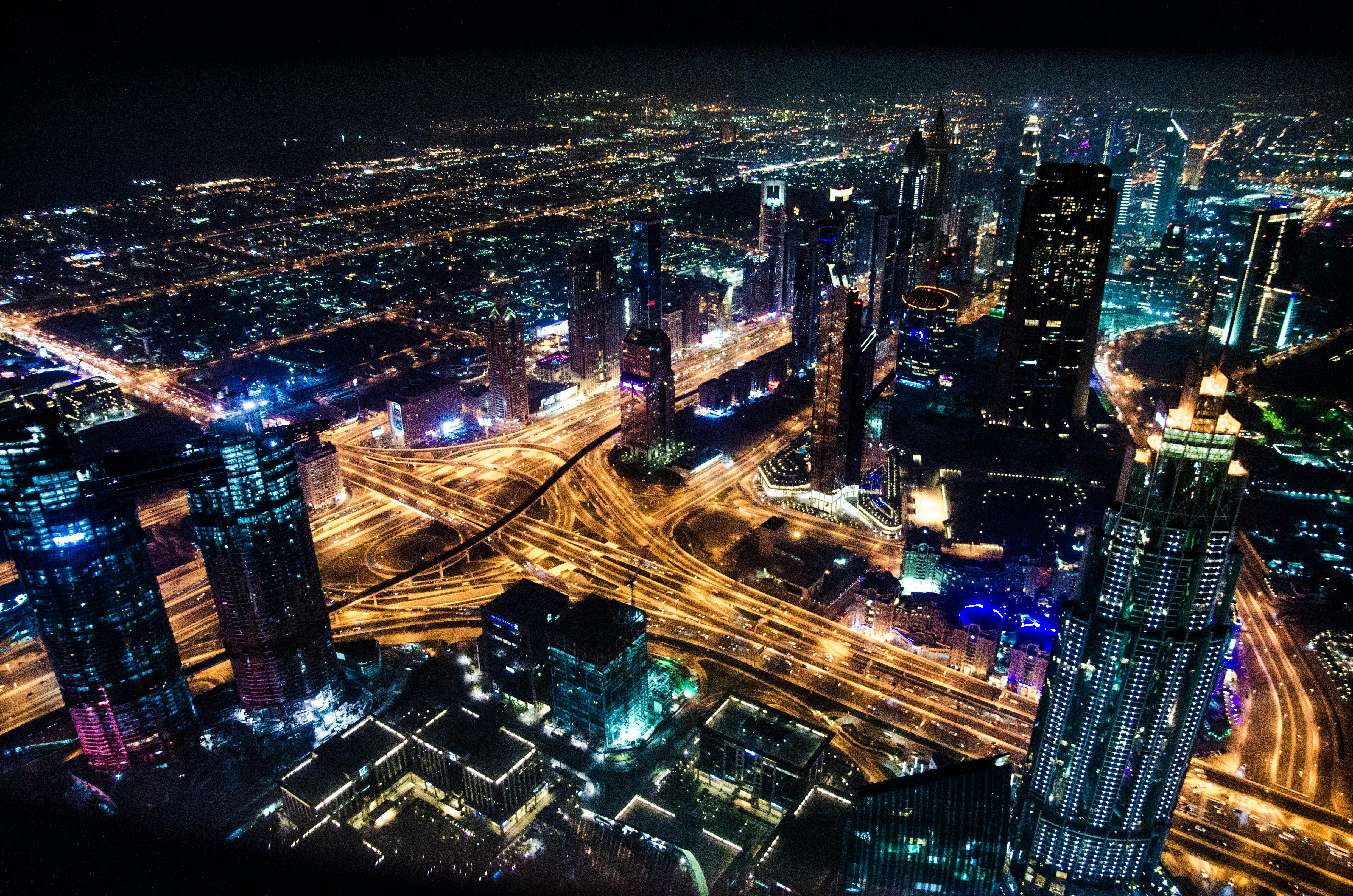 Luftaufnahme einer Stadt bei Nacht